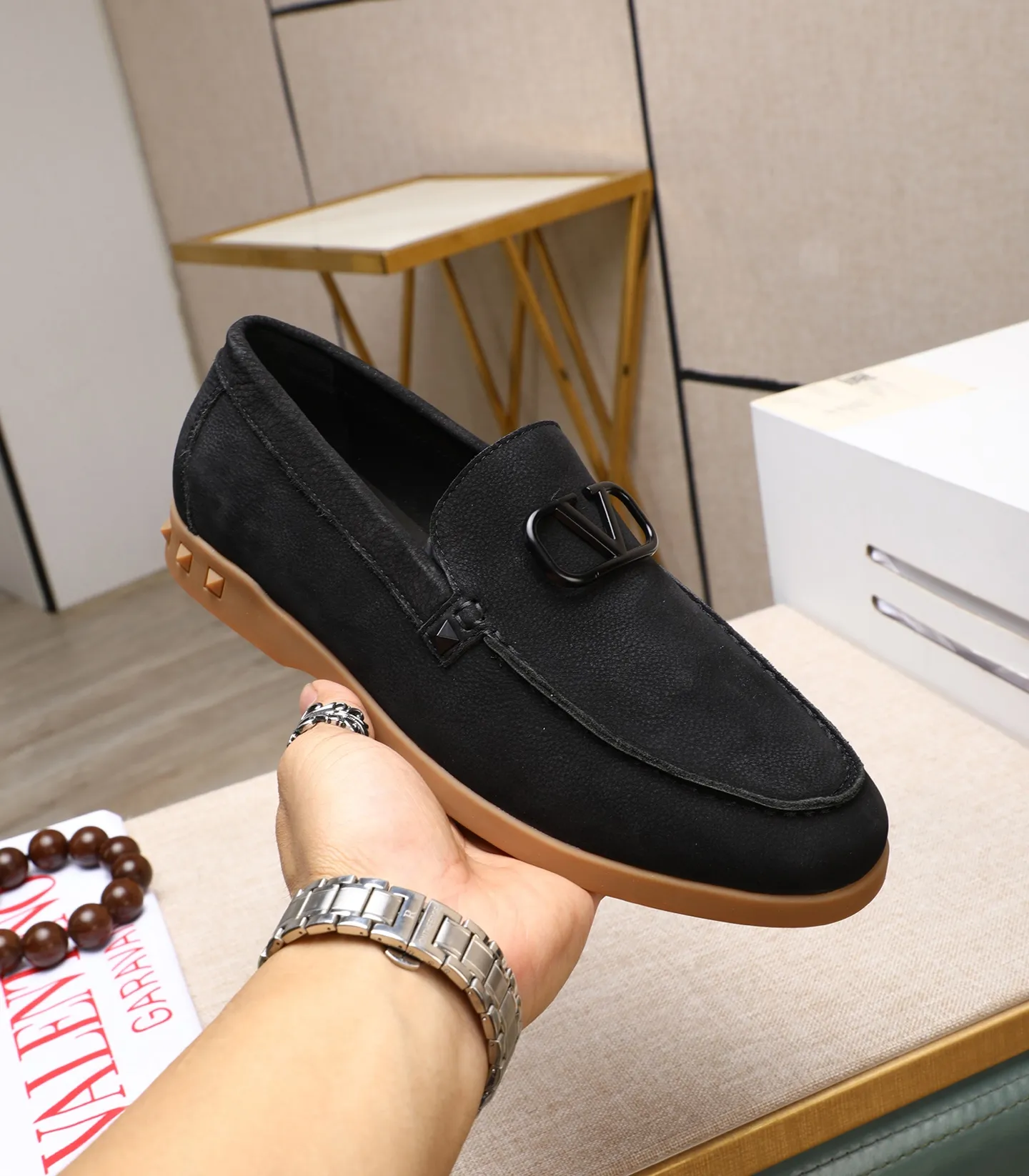 Men's shoes 💰520 [Valentino-Valentino] High-quality boutique men's shoes. The same style as the celebrities, original and authentic.✅ Made of imported cowhide + original apricot cowhide lining. The French luxury model is priced at 14,080 Swiss francs. It is also a Paris Fashion Week catwalk model. A brand can be deeply rooted in your heart, and a pair of shoes can make you linger. What you wear is not only noble, but also an aura. 👻Standard 38-45